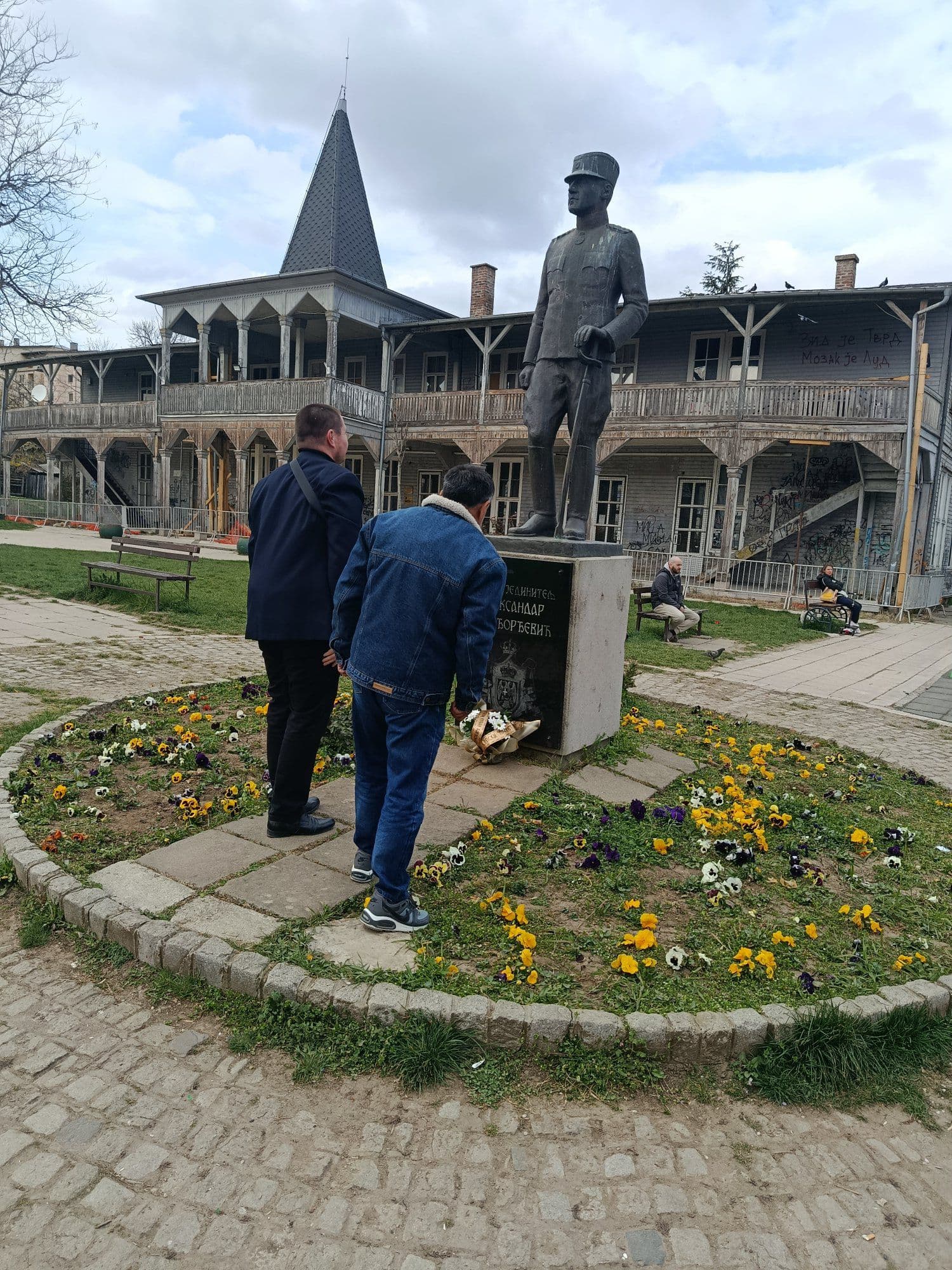 Посета Крагујевцу — полагање икебане на спомен обележје Регента Александра I Карађорђевића — слика 3