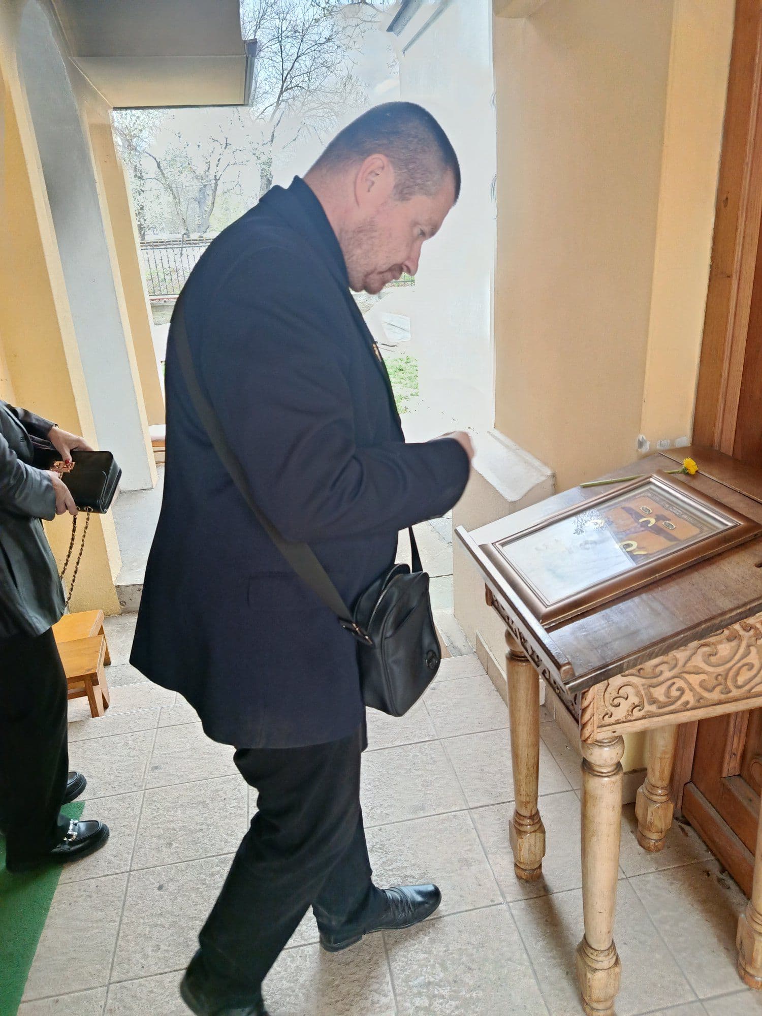 Посета Крагујевцу — полагање икебане на спомен обележје Регента Александра I Карађорђевића — слика 1